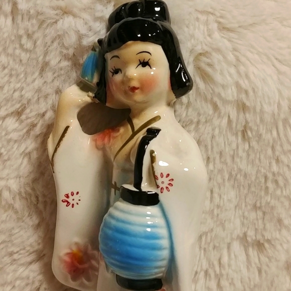 Japanese Porcelain Lady with Lantern - Picture 10 of 10